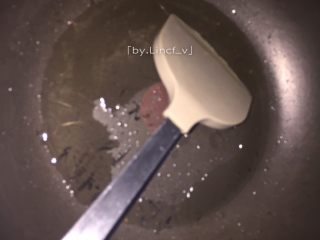 6、红炆鸡块,接着热锅，加入适量的食用油加热