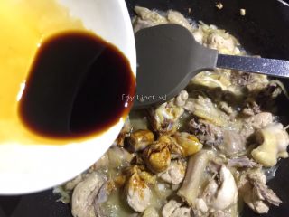 12、红炆鸡块,加入1勺生抽