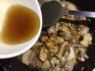 13、红炆鸡块,加入1勺鱼露