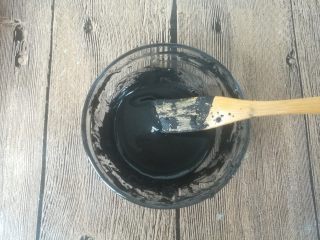 2、拉花斑马心戚风,竹炭粉用8克温水调匀。