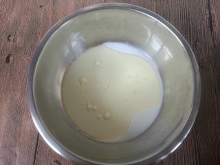 4、拉花斑马心戚风,另取一个干净的盆子,放入玉米油和牛奶。