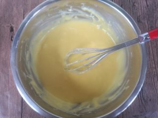 8、拉花斑马心戚风,直到全部加完,放旁备用。