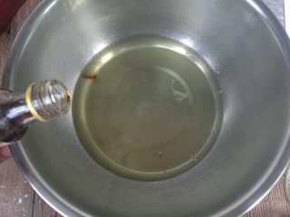 9、拉花斑马心戚风,蛋白盆内加入几滴香草精(没有可不加)。