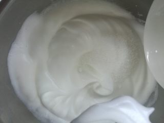 12、拉花斑马心戚风,出现纹路,加入最后一次细砂糖。