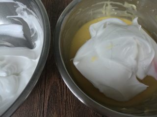 14、拉花斑马心戚风,取三分之一蛋白加入蛋黄盆内,切拌或翻拌混合均匀,不可划圈搅拌,以免消泡。