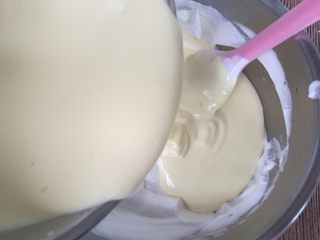 15、拉花斑马心戚风,倒回蛋白盆,再次以翻拌或切拌的手法混合均匀。