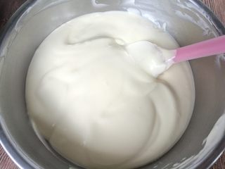 16、拉花斑马心戚风,混合均匀的蛋糊。