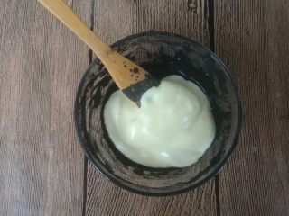 18、拉花斑马心戚风,从其中一份蛋糊内取一小勺加入竹炭粉糊内,翻拌均匀。