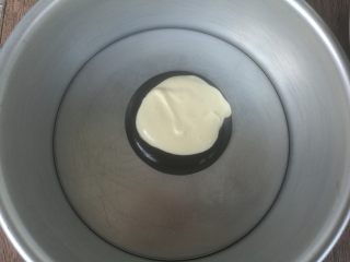 20、拉花斑马心戚风,取过模具,准备两个小勺子,然后舀一勺竹炭蛋糊,在竹炭糊上面再加入一勺原味蛋糊。