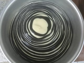 21、拉花斑马心戚风,如此循环,此图是一半蛋糊的时候。