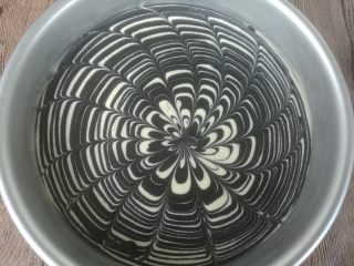 22、拉花斑马心戚风,全部加完后,用牙签从四周向中间拉出花纹。