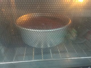 23、拉花斑马心戚风,轻震两下,震出大气泡。送入预热好的烤箱,以上下火125度,烘烤40分钟,转150度烘烤30分钟(温度和时间仅供参考,亲根据自己烤箱调整)。