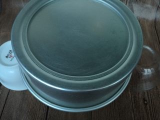 24、拉花斑马心戚风,烤好后出炉轻震两下,震出热气,立刻倒扣烤网,晾凉后再脱模。