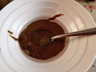 1、好吃的火锅蘸料,芝麻酱加凉开水，顺着一个方向搅拌，