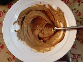 2、好吃的火锅蘸料,搅拌至颜色变浅，