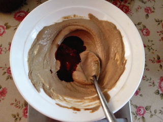 4、好吃的火锅蘸料,加入豆腐乳搅拌均匀，