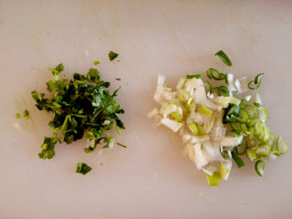 6、好吃的火锅蘸料,葱和香菜切碎备用，