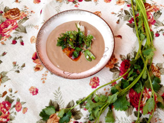 8、好吃的火锅蘸料,再撒上葱花和香菜，放的量根据自己的喜欢。