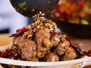 9、椒盐排骨＆饭爷辣酱烧茄子 ,再倒入排骨，加吉士粉、大蒜粉翻炒均匀盛出装盘即可