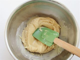 2、教你不用模具也可自制纯手工DIY月饼,倒入中筋面粉用刮刀拌匀成团，然后用刮刀把面粉和均匀光滑看不到干粉即可