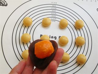 5、教你不用模具也可自制纯手工DIY月饼,将馅皮材料称好。馅揉圆待用。蛋黄可以外面再包一层馅，烤好的月饼切开来会非常好看，有层次感