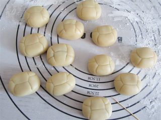 7、教你不用模具也可自制纯手工DIY月饼,搓好的圆形轻轻压一下做螃蟹身体，稍微扁即可。扁圆不要捏的太圆，用牙签压出壳上的花纹