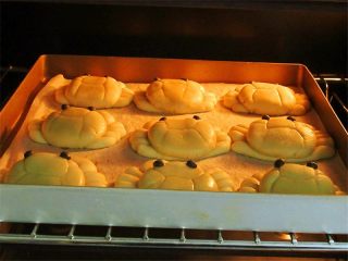 11、教你不用模具也可自制纯手工DIY月饼,入烤箱烤四五分钟，待花纹定型后，取出来刷一层薄薄的蛋黄水，再放入烤箱，烤10-15分钟左右，自己注意留心观察，不要烤焦了，提醒一下刷月饼的蛋