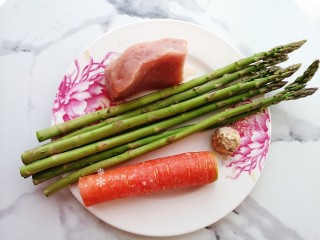 1、芦笋炒肉片,准备食材。