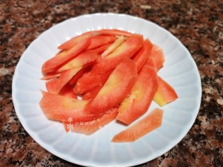 3、芦笋炒肉片,将胡萝卜切成片。