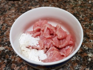 4、芦笋炒肉片,将瘦肉切成片并加入适量淀粉和清水拌匀。