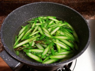 5、芦笋炒肉片,将芦笋先焯水后捞出备用。