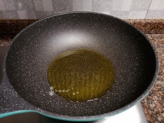 6、芦笋炒肉片,热锅倒油烧至八成热。