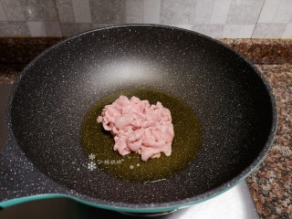 7、芦笋炒肉片,放入肉片翻炒至变色断生。