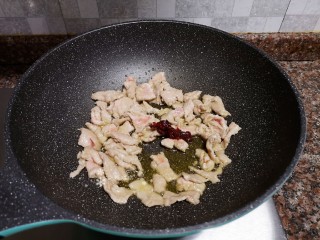 8、芦笋炒肉片,放入适量豆瓣酱翻炒均匀。