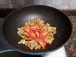 9、芦笋炒肉片,放入胡萝卜翻炒均匀。