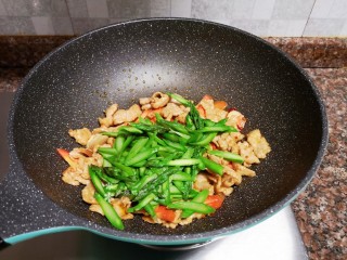 10、芦笋炒肉片,放入芦笋翻炒均匀。