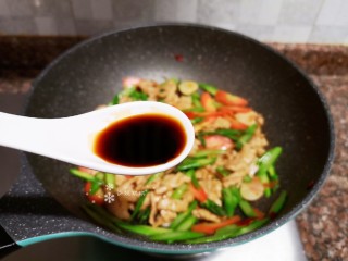 11、芦笋炒肉片,倒入适量生抽翻炒均匀。