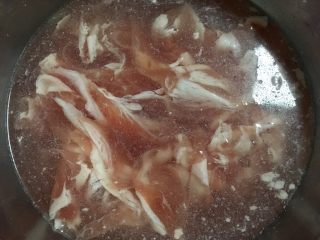 2、孜然羊肉卷,放入盐水中浸泡开,抓散