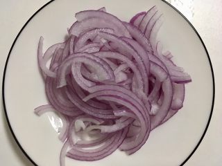3、孜然羊肉卷,洋葱半个切丝抓散备用