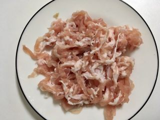 4、孜然羊肉卷,泡好抓散的羊肉,挤干水分再抓散