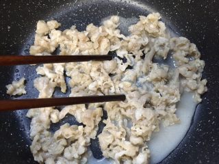 5、孜然羊肉卷,锅内不放油,直接放入羊肉卷,炒至7、8成熟,期间用筷子不停划拉避免成坨