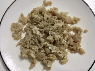 6、孜然羊肉卷,撇去液体,放盘中