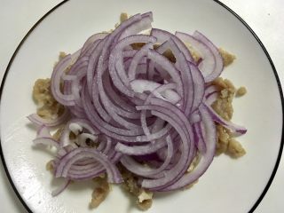 7、孜然羊肉卷,放上洋葱丝