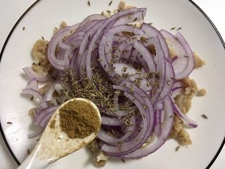 8、孜然羊肉卷,加一半的孜然和半勺孜然粉抓匀腌制10分钟以上