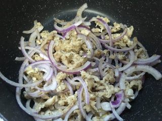 12、孜然羊肉卷,加入羊肉洋葱丝翻炒至洋葱变软