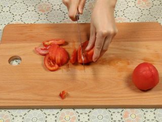 8、西红柿炒蛋,西红柿切块。