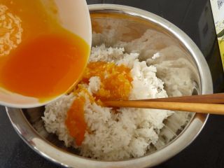 6、金镶玉炒饭,蛋黄液倒入冷白饭中