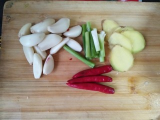 1、麻辣土豆鸡块,准备好葱,姜,蒜,花椒