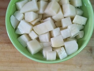 2、麻辣土豆鸡块,土豆切成小块用凉水浸泡，多冲几次。