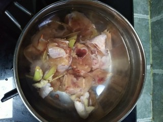 4、麻辣土豆鸡块,鸡肉冷水下过，加入生姜，料酒焯水